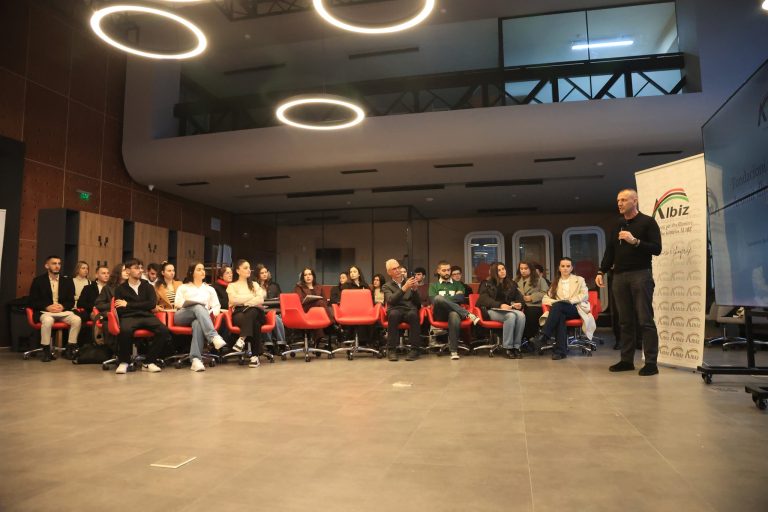 Nënshkrimi i kontratave të bursës për përfituesit e bursës për vitin akademik 2025/26