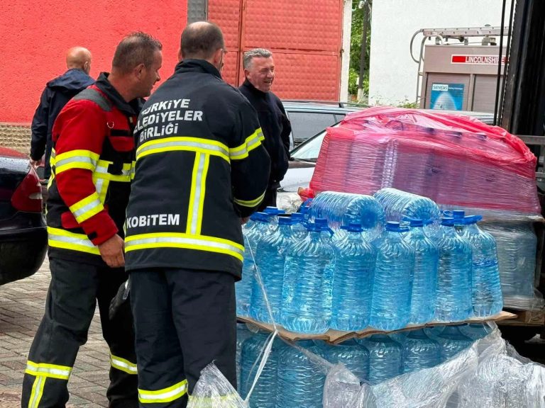 Fondacioni Albiz dhuroi 48.000 litra ujë për qytetarët e Gostivarit